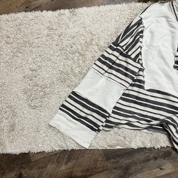 Buckle BKE Medium Oversized White Black Striped Distressed Bell Sleeve Sweater - Picture 5 of 6